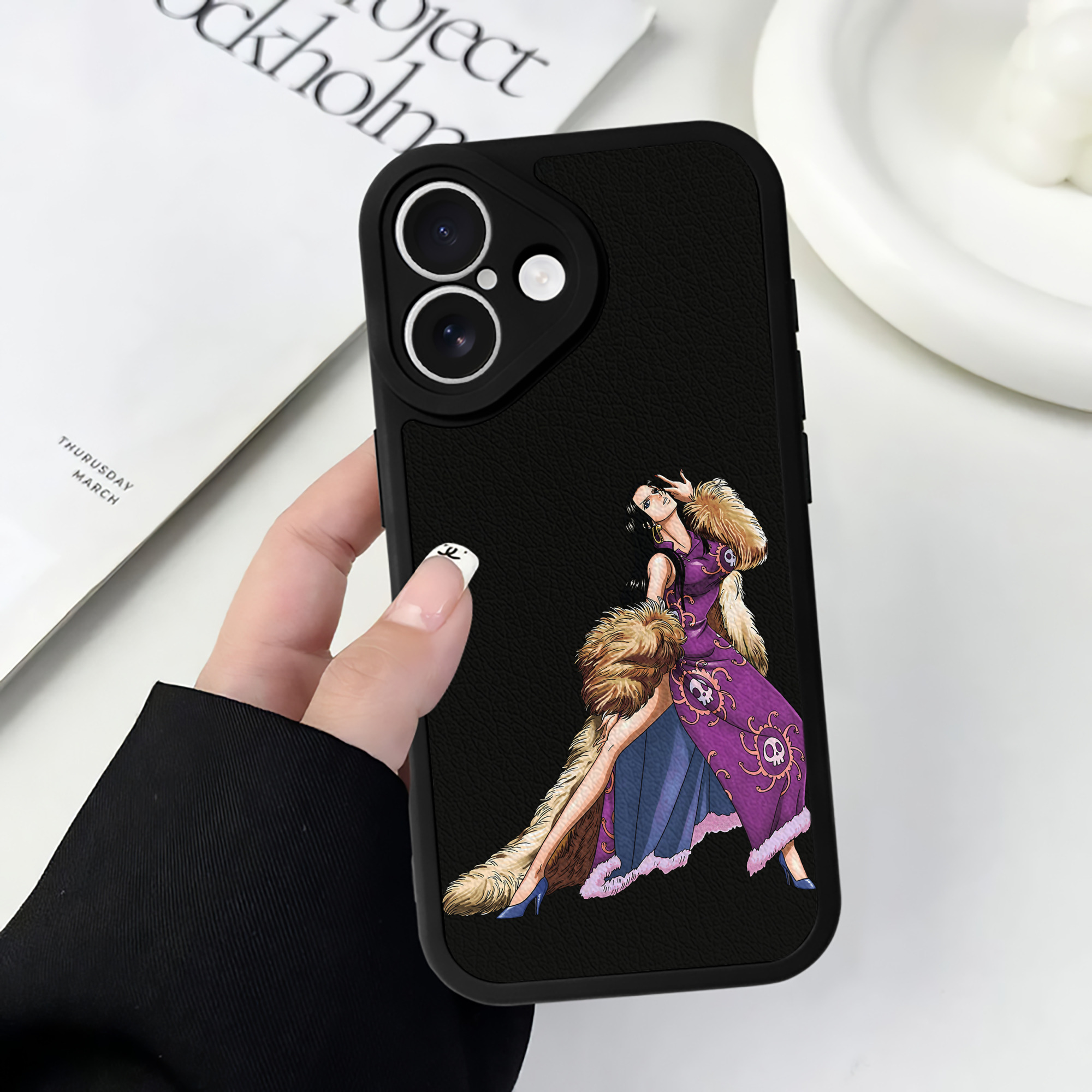 （画像用） ワンピース ボア・ハンコック ONE PIECE Boa·Hancock 【iPhone 16シリーズ対応】シリコンスマホケース（レザー調） 材質：シリコン